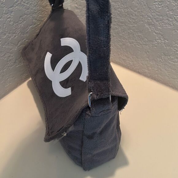 Chanel Precision Fuzzy Messenger Bag Charcoal Gray CC Logo Terry Cloth New GWP - Picture 7 of 10